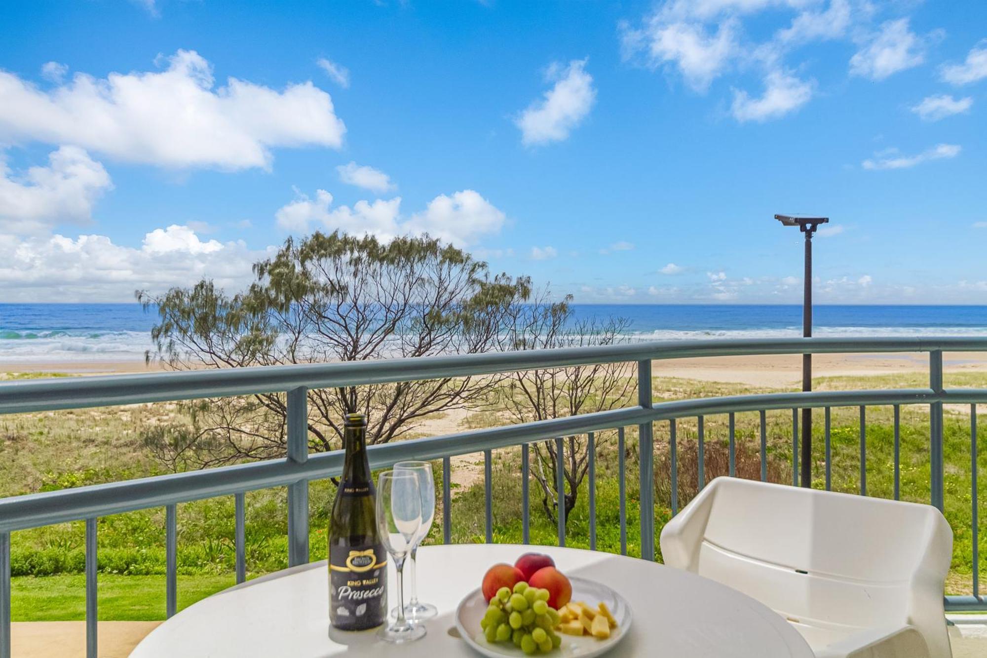 Oceanside Resort - Absolute Beachfront Apartments Голд-Кост Экстерьер фото